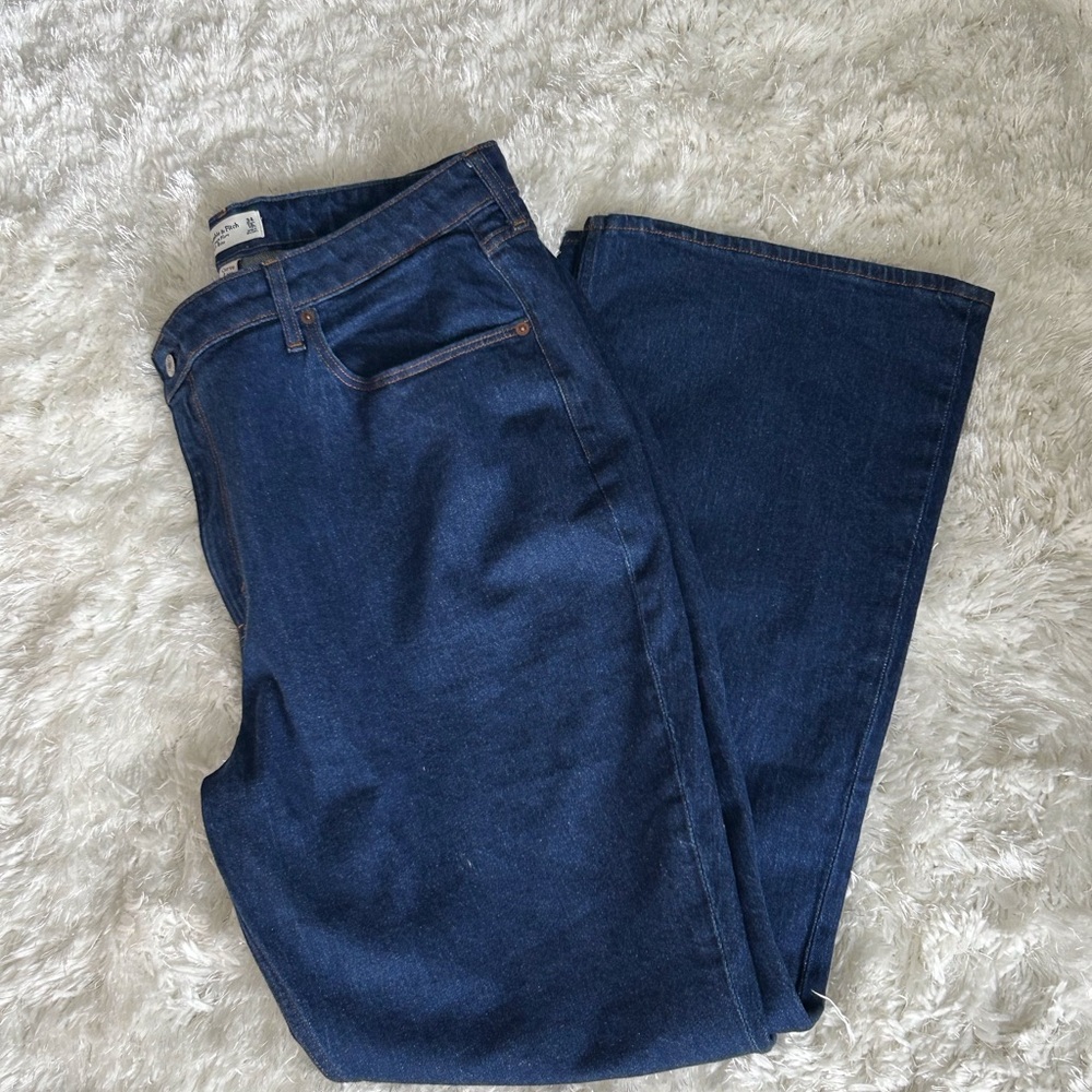 Abercrombie and Fitch women’s curb love 90s straight high rise jeans 34/18 L